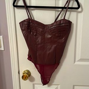 Fashion Nova: Faux leather bodysuit - maroon